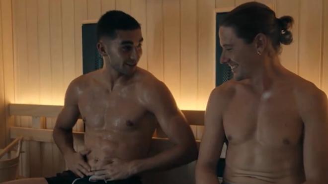 Ferran Torres y Álex Roy, en la sauna (@NetflixEs)