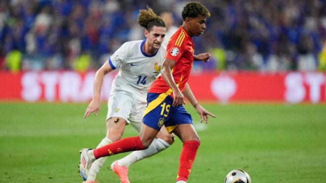 Lamine Yamal ante Adrien Rabiot en el España-Francia de la Eurocopa 2024 (foto: Cordon Press).