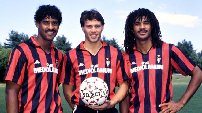 Frank Rijkaard, junto a Marco Van Basten y Ruud Gullit, jugadores que recibieron un homenaje en la Eurocopa.