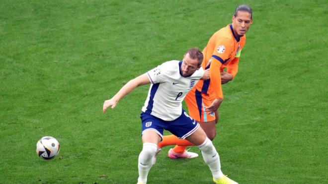 Harry Kane ante Virgil Van Dijk en el Países Bajos-Inglaterra (foto: Cordon Press).