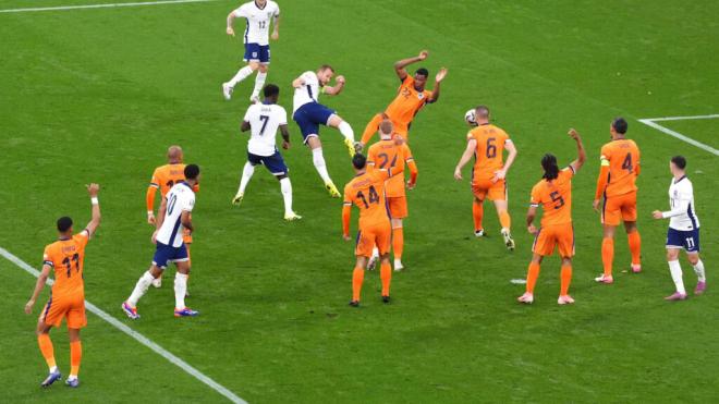 Harry Kane recibe el plantillazo de Dumfries, previo al penalti que empató el Países Bajos-Inglaterra (Cordon Press)