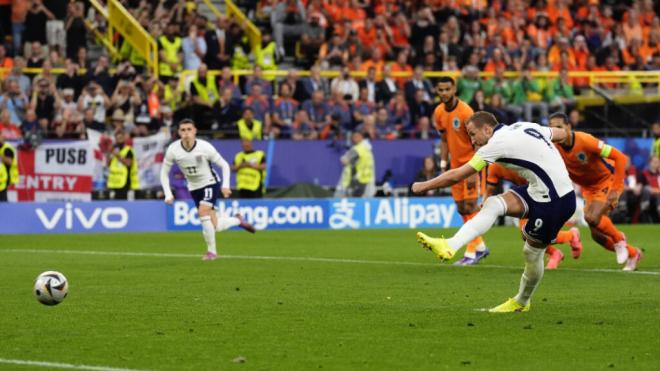 Harry Kane lanza el penalti que valió para empatar el Países Bajos-Inglaterra (foto: Cordon Press)