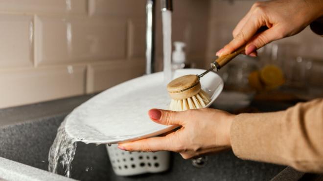 Mujer lavando los platos (Foto:Freepik)