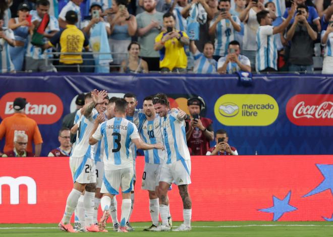 Los jugadores argentinos celebran un gol ante Canadá (Foto: @Argentina)