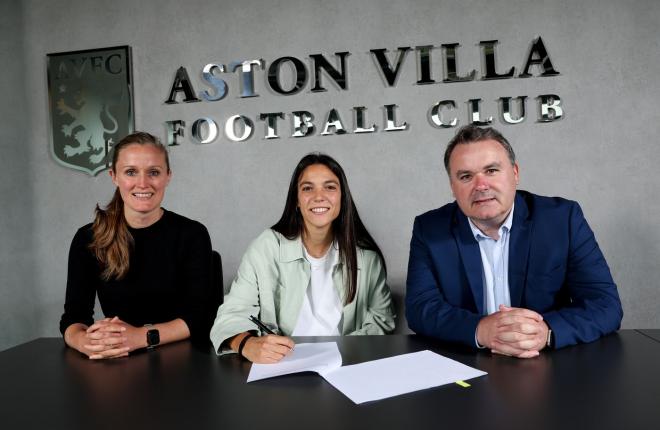 Paula Tomás firma su contrato como nueva jugadora del Aston Villa (Foto: @avwfcofficial).