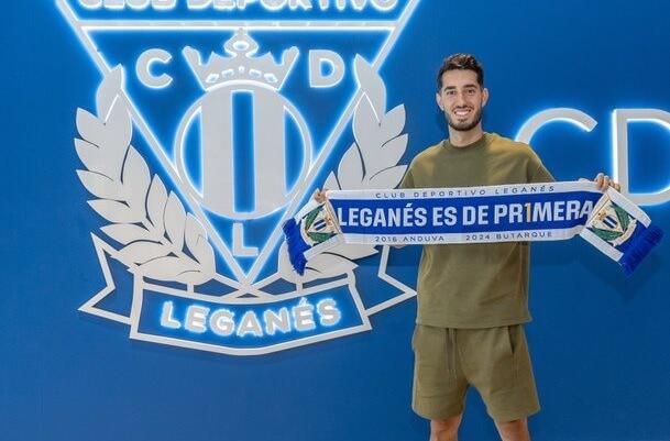 Roberto López posa con la bufanda del Leganés.