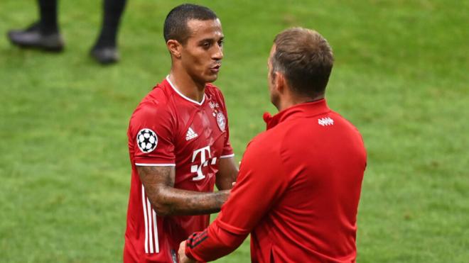 Thiago Alcántara y Hansi Flick durante su etapa en el Bayern de Munich (Cordon Press)