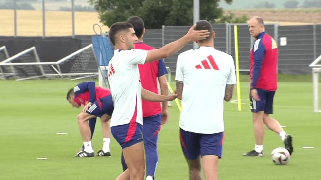 Ferran Torres y Joselu Mato durante el entrenamiento de España