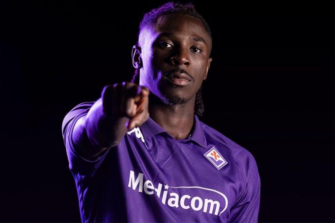 Moise Kean, posando como nuevo jugador de la Fiorentina (Foto: ACF).