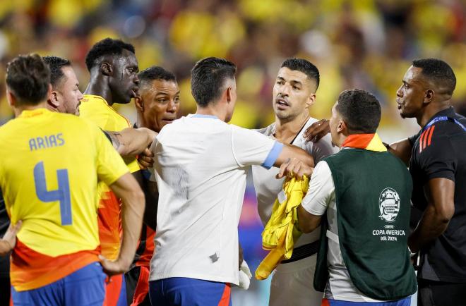 Luis Suárez contra algunos jugadores colombianos (EFE)