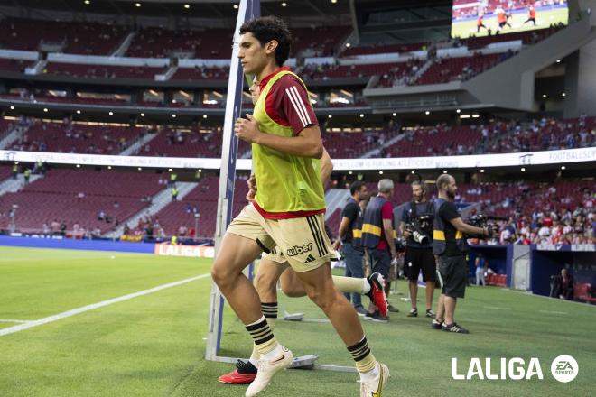 Jesús Vallejo calienta con el Granada (Foto: LALIGA).