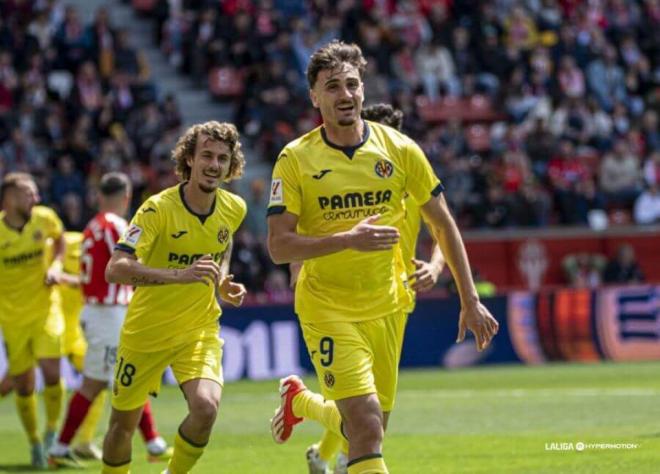 Álex Forés celebra un gol (Foto: Villarreal CF).