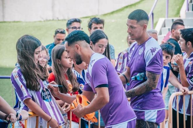 Anuar y Marcos André firmando auógrafos (Foto: Sara Cabezas).