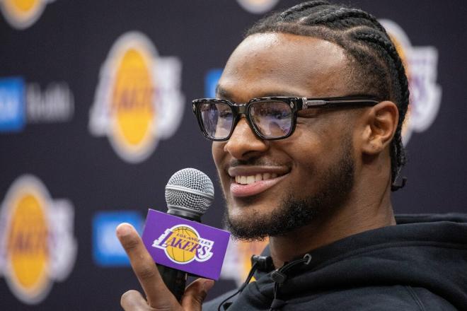 Bronny James, el heredero de LeBron, durante su presentación con Los Ángeles Lakers.