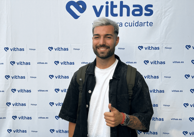 Álex Pastor posa minutos antes de pasar el reconocimiento médico en La Rosaleda. (Foto: A. Fuentes)