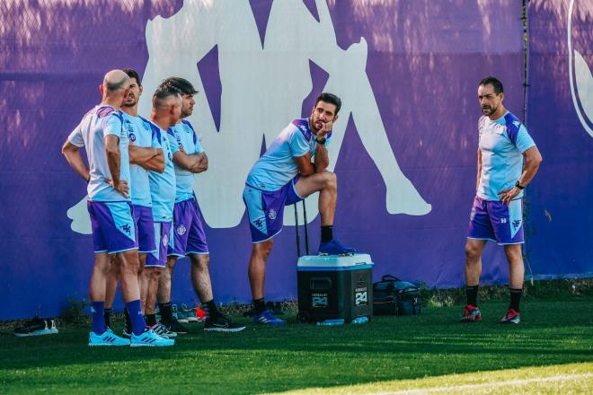 Cuerpo técnico del Real Valladolid en el primer entrenamiento de pretemporada (Foto: Sara Cabezas).