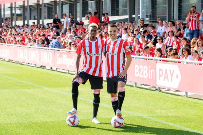 Los fichados Álvaro Djaló y Andoni Gorosabel posaron así en Lezama en su presentación ante los aficionados (Foto: Athletic Club).