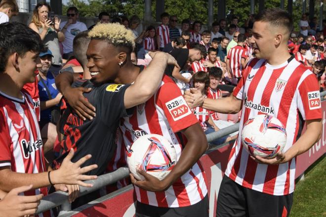 Los fichados Álvaro Djaló y Andoni Gorosabel saludan a la afición en Lezama (Foto: Athletic Club).