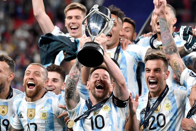 Leo Messi levanta el trofeo de la Finalissima 2022 (Foto: Cordon Press).