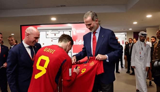 Gavi entregando una camiseta de España a Felipe VI (Foto: redes sociales)