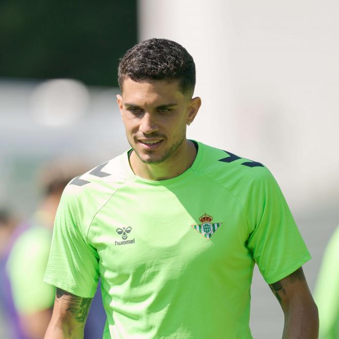 Marc Bartra, durante un entrenamiento con el Real Betis esta temporada (Foto: Real Betis)