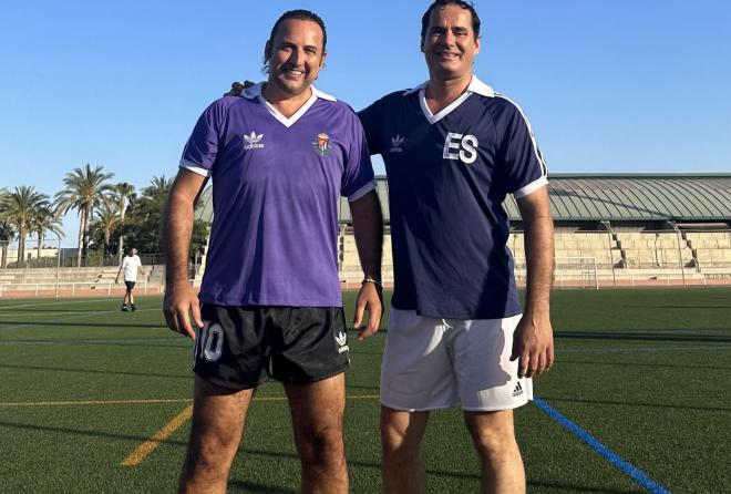 Iker Jiménez con una camiseta retro del Real Valladolid.