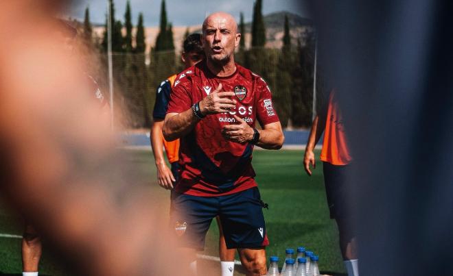 Julián Calero, dando instrucciones al equipo en la Ciudad Deportiva (Foto: LUD).