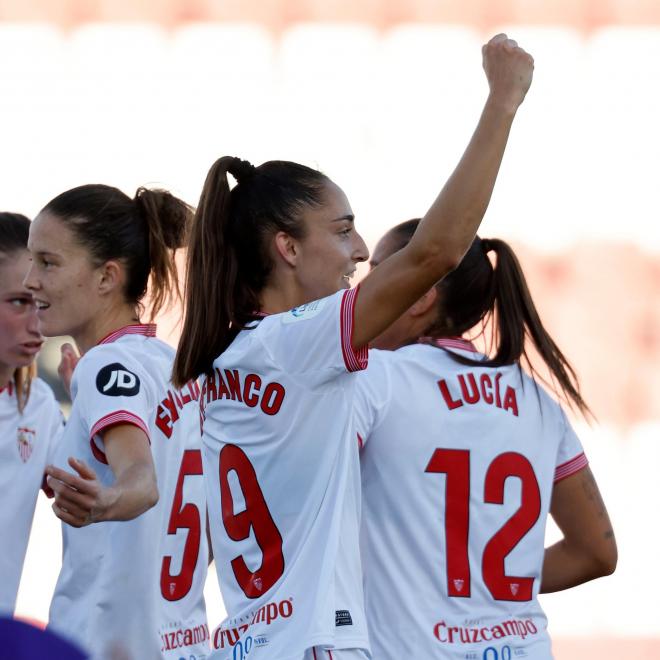 Ana Franco, con el '9' a la espalda, celebra un gol con el Sevilla Femenino (Foto: @ana_frannco).