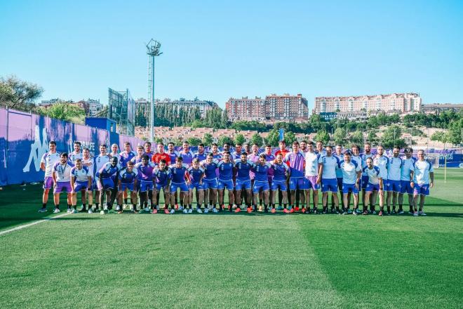 Jugadores y cuerpo técnico del Real Valladolid en el primer entrenamiento de pretemporada (Foto: Sara Cabezas).