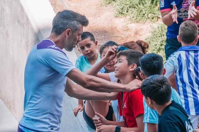 Paulo Pezzolano con un joven aficionado (Foto: Sara Cabezas).