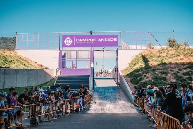 Puerta de los Anexos con aficionados (Foto: Sara Cabezas).