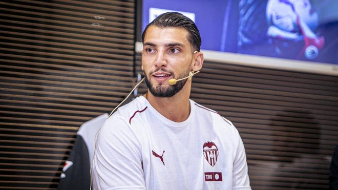 Rafa Mir, en su presentación con el Valencia.