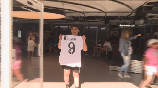 Aficionado del Real Madrid con la camiseta de Mbappé (Foto: ElDesmarque)