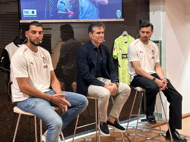 Rafa Mir, Miguel Ángel Corona y Dimitrievski en la presentación. (Foto: David Torres)