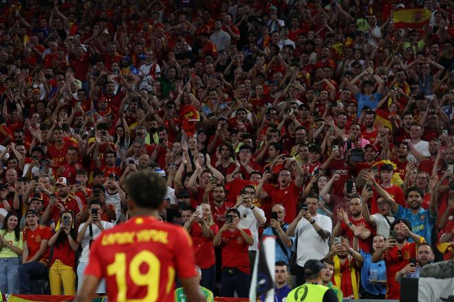 Lamine Yamal con la afición de España al fondo (Foto: Cordon Press)