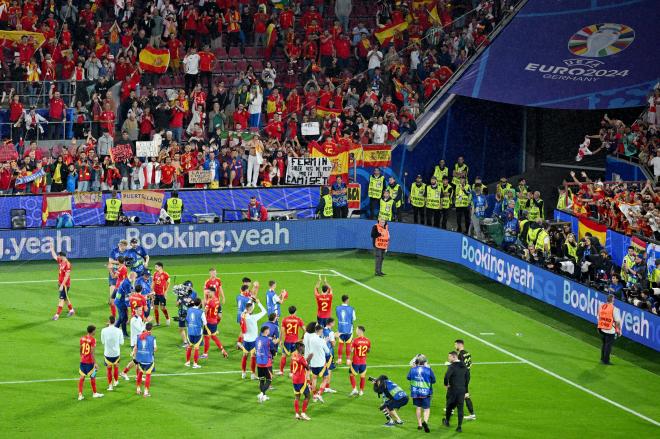 La afición española con los jugadores de la Selección (Foto: Cordon Press)