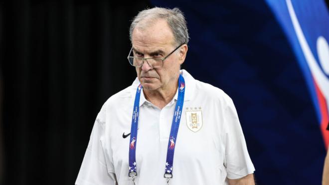 Marcelo Bielsa durante un partido de la Selección de Uruguay (Fuente: Cordon Press)