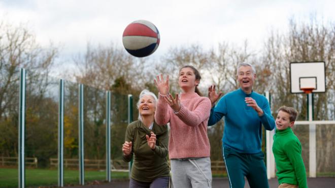 Abuelos y nietos jugando juntos al baloncesto (Freepik)