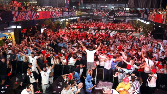 Aficionados ingleses celebran el pase a la final de la Eurocopa 2024 (Foto: Cordon Press)