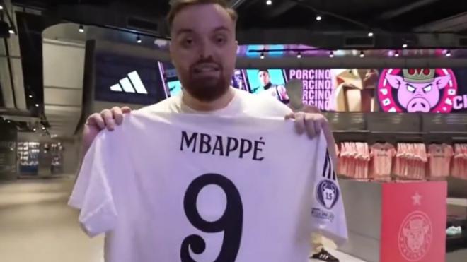 Ibai Llanos con la camiseta del Real Madrid de Kylian Mbappé (Foto: @josemadridismo)