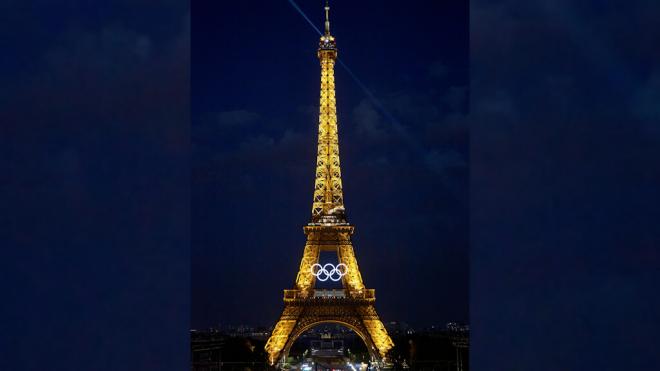 La Torre Eiffel junto al símbolo olímpico