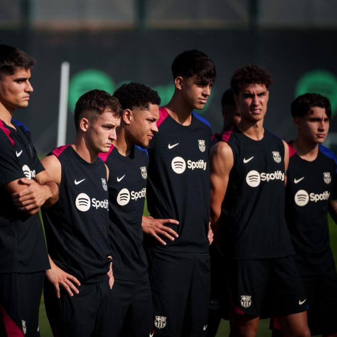 Varios jugadores de la Masia siguen atentos la charla de Hansi Flick en un entrenamiento (FOTO: FCB).