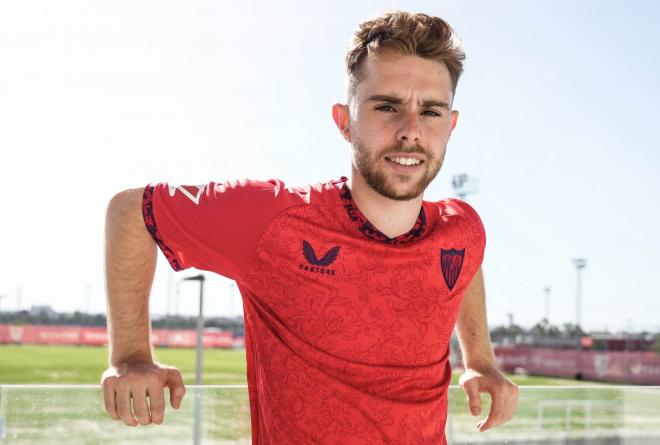 Peque posa con la camiseta del Sevilla FC. (Foto: Sevilla FC).