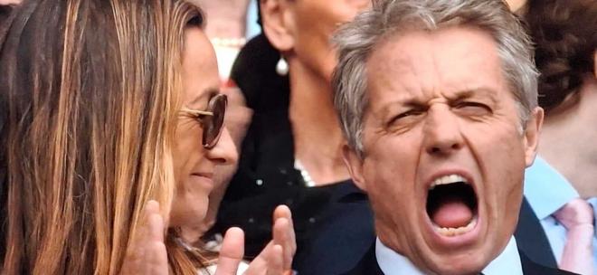 Hugh Grant alucina con Carlos Alcaraz en Wimbledon.