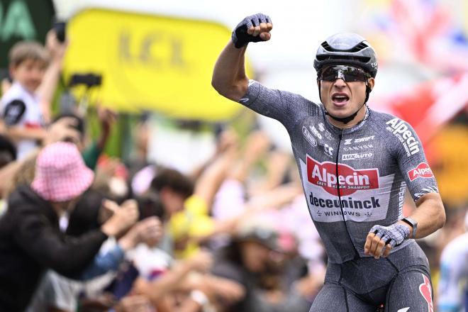 Jasper Philipsen celebra su triunfo en Pau en el Tour (Foto: Cordon Press).