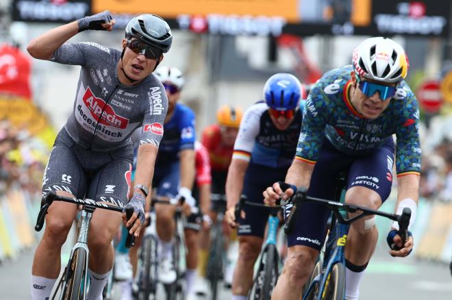 Jasper Philipsen celebra su triunfo en Pau en el Tour (Foto: Cordon Press).