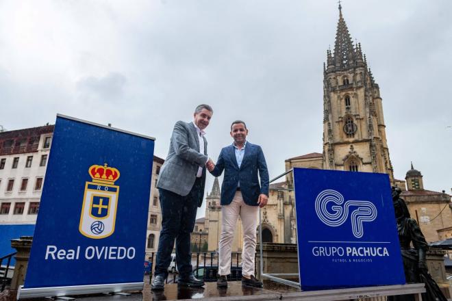 Javi Calleja y Martín Peláez en el centro de Oviedo (Foto: ROV).