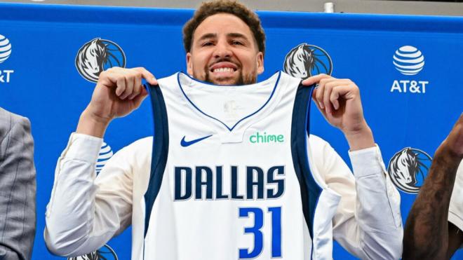 Klay Thompson, posando con la camiseta de los Mavericks (@NBASpain)