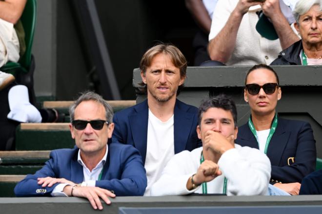 Luka Modric, viendo a Carlos Alcaraz en Wimbledon.