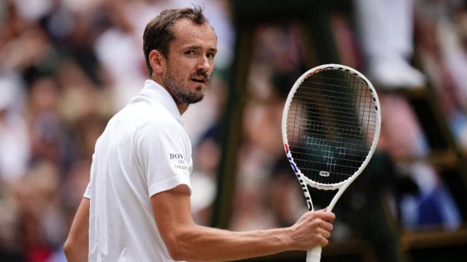 Daniil Medvedev ante Alcaraz en Wimbledon (Fuente: Cordon Press)